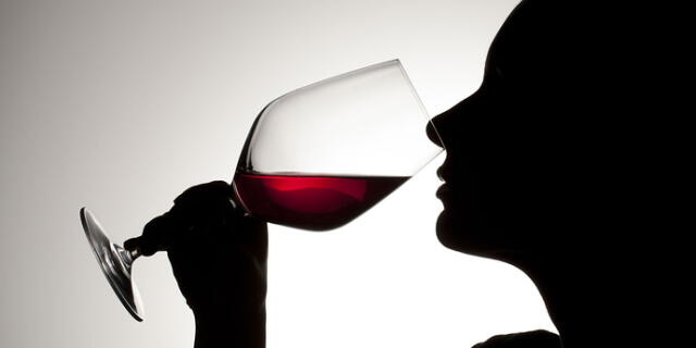 En este momento estás viendo Las personas que toman una copa de vino al día no viven más