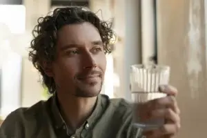 Lee más sobre el artículo ¿Cuánto tiempo tarda el cuerpo en desintoxicarse de las drogas?