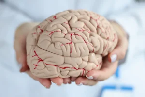 Lee más sobre el artículo El efecto de las adicciones en la neuroinflamación: ¿Cómo se deteriora el cerebro?