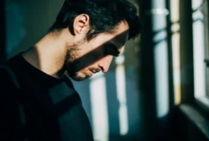 Lee más sobre el artículo Uso, abuso y dependencia del alcohol: entender la diferencia para actuar