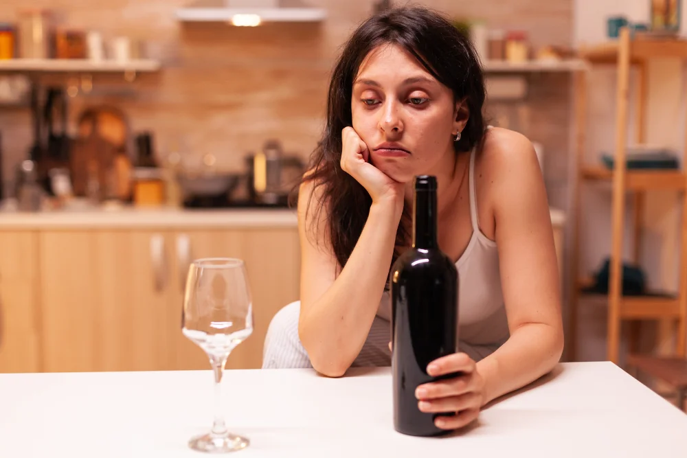 En este momento estás viendo Adicción al alcohol en mujeres: por qué se diagnostica tarde y cómo tratarla