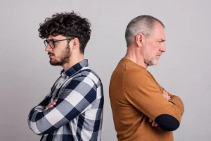 Padre de espaldas a su hijo adulto tras su negativa a recibir tratamiento